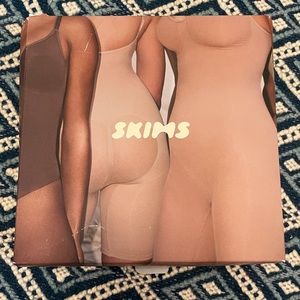 Skims SCULPTING BODYSUIT MID THIGH W. OPEN GUSSET | CLAY, never used